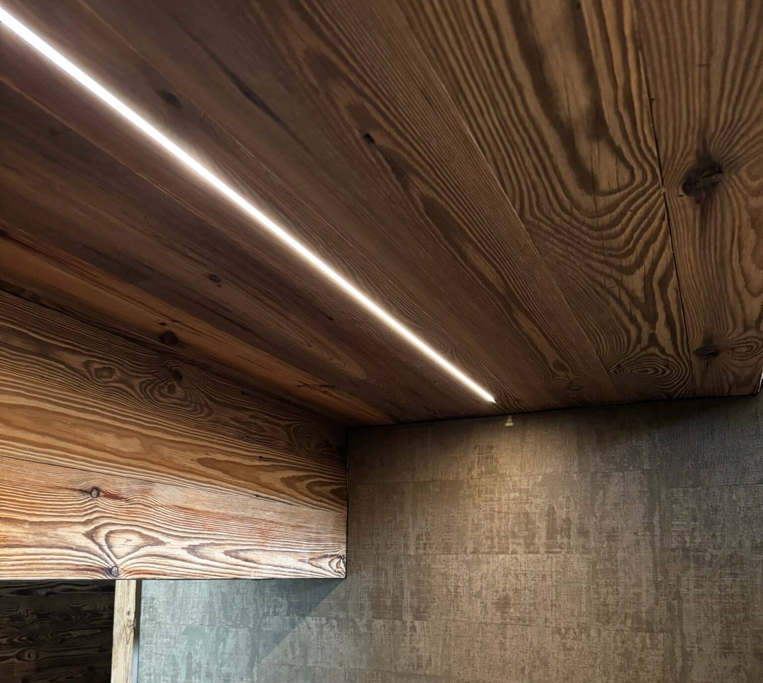 Les Bandeaux LED en plafond, pour souligner un décroché